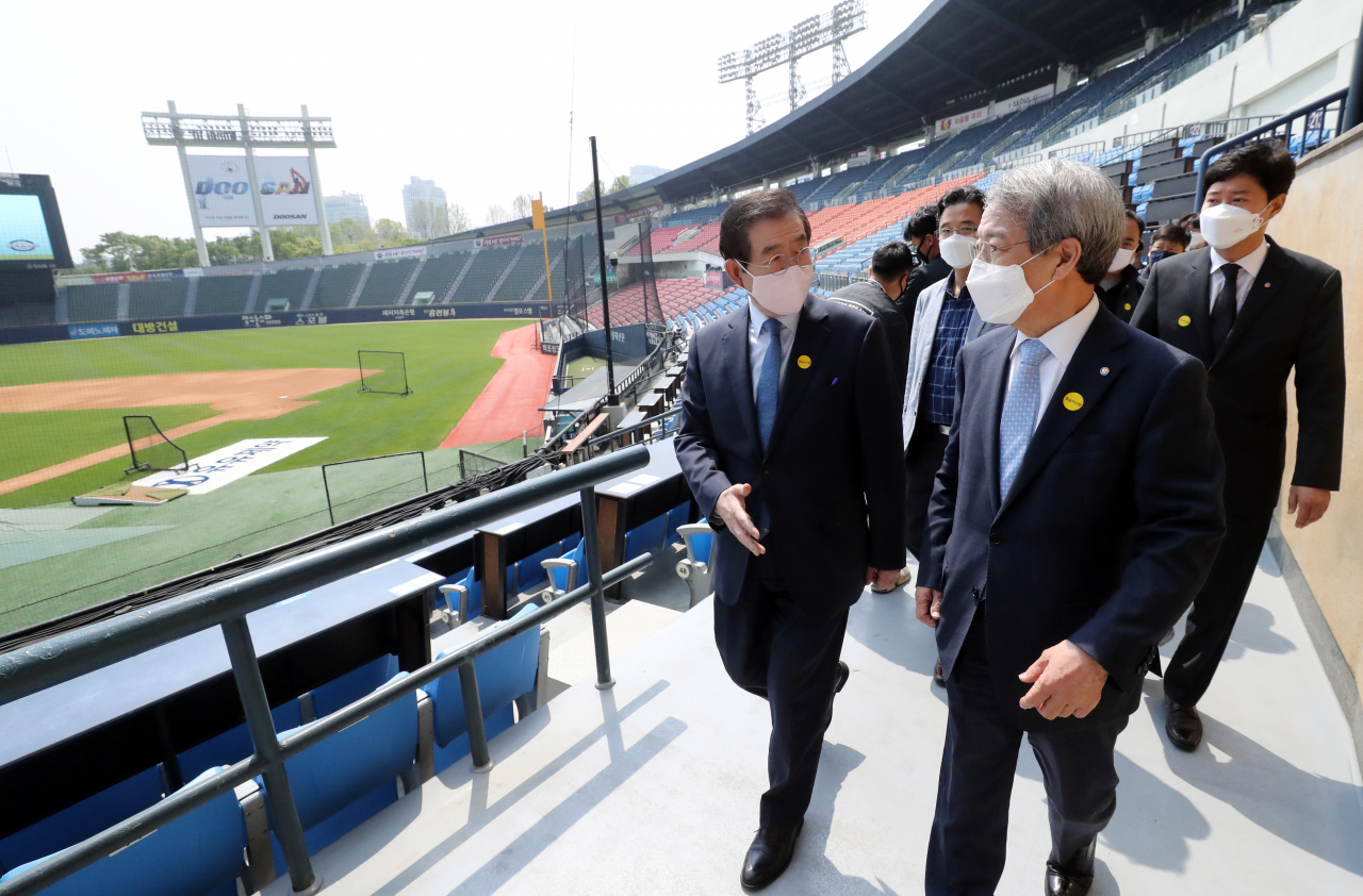 프로야구 무관중 개막을 나흘 앞둔 1일 서울 잠실야구장에서 박원순 서울시장과 정운찬 KBO총재가 시설물을 돌아보며 방역상태를 살펴보고 있다. [연합]