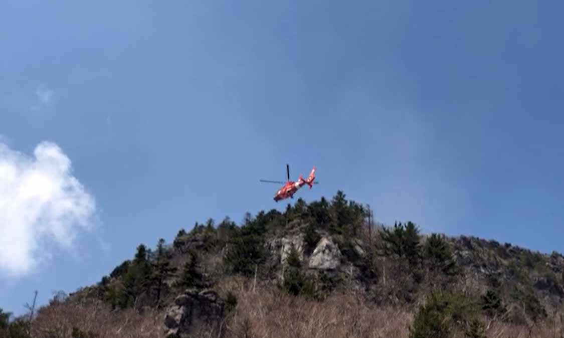 1일 오전 경남 산청군 지리산 천왕봉 인근에서 구조활동을 펼치던 헬기가 추락했다. 사진은 사고 헬기를 수습하기 위해 현장에 출동한 다른 헬기. [연합]