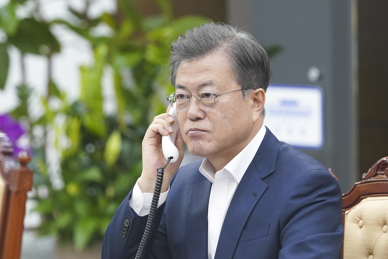 문재인 대통령이 지난달 28일 오후 청와대 여민관에서 제바스티안 쿠르츠 오스트리아 총리와 전화 통화하고 있다. [연합]