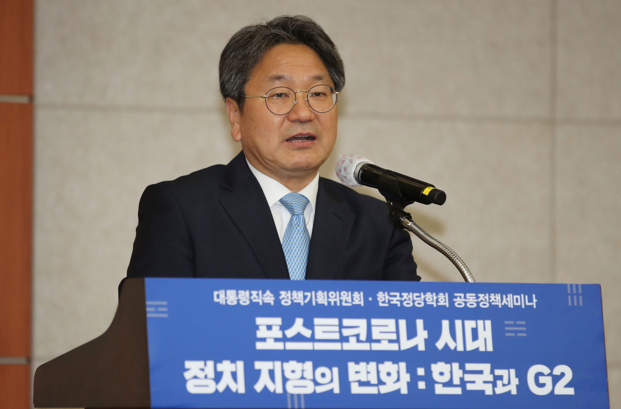 강기정 청와대 정무수석이 1일 오후 서울 용산구 백범김구기념관 컨벤션홀에서 열린 '포스트코로나 시대 정치 지형의 변화:한국과 G2' 정책세미나에서 축사를 하고 있다. [연합]