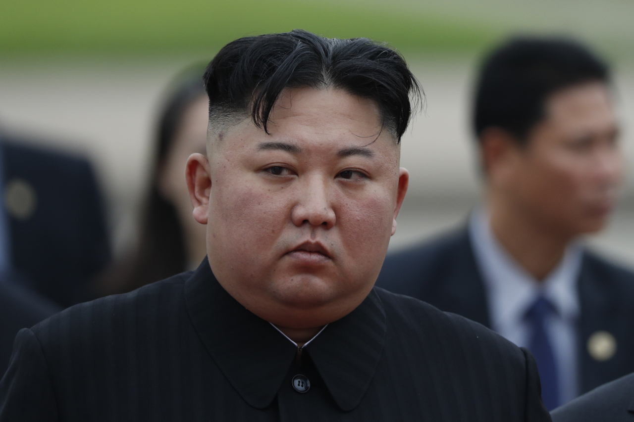 외신들은 지난달 11일 이후 공개 활동에 나서지 않았던 김정은 북한 국무위원장의 비료공장 준공식 참석하며 건재를 과시했다는 소식을 빠르게 전했다. 사진은 김정은 위원장이 지난해 3월 베트남 하노이 호치민묘에서 열린 화환분양식에 참석한 모습. [EPA]