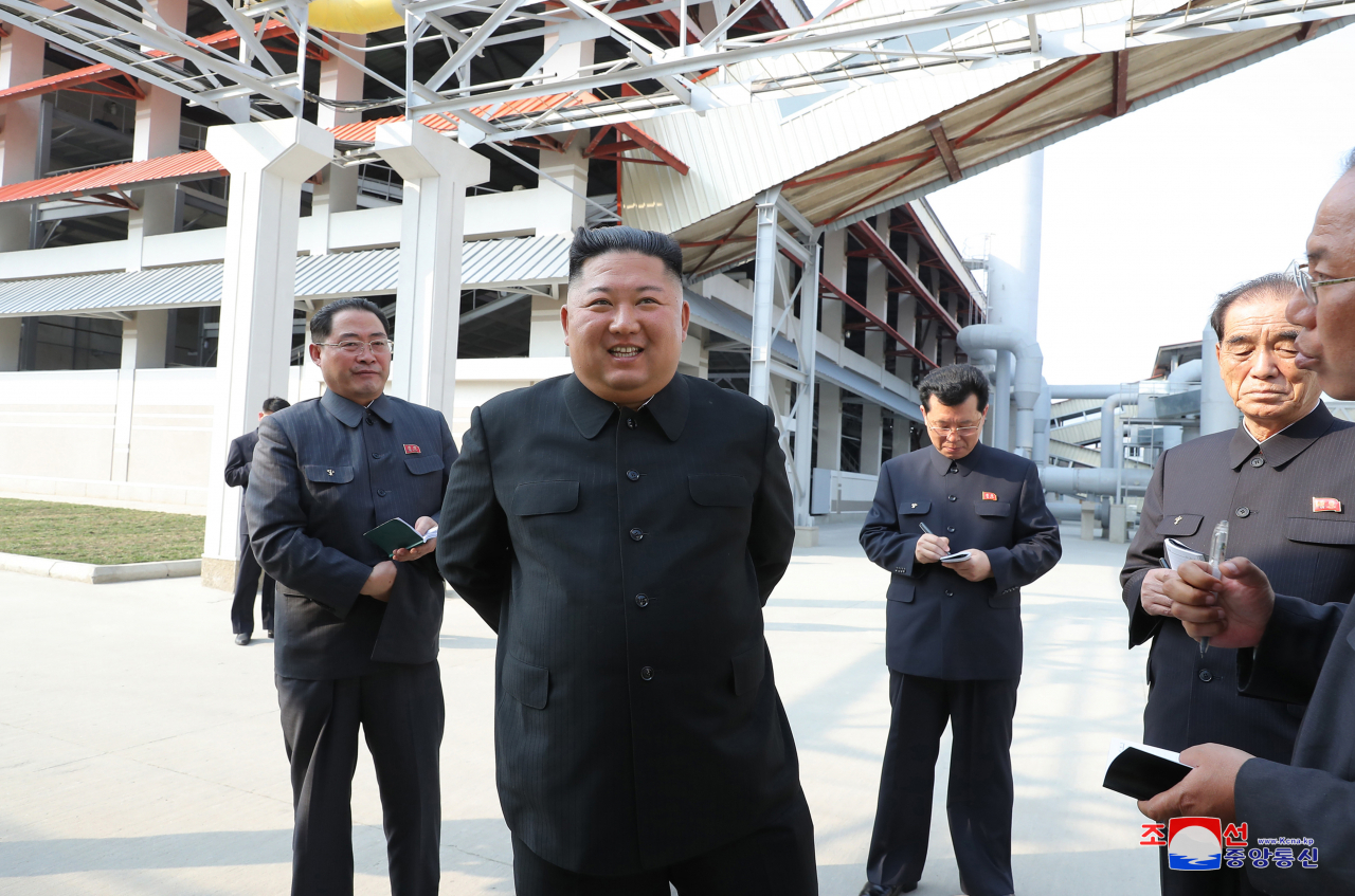 사망설에 휩싸였던 북한 김정은 국무위원장이 20일 만에 공개활동을 재개하며 건재함을 과시했다. 김 위원장이 노동절이었던 지난 1일 순천인비료공장 준공식에 참석했다고 조선중앙통신이 2일 보도했다.[연합]