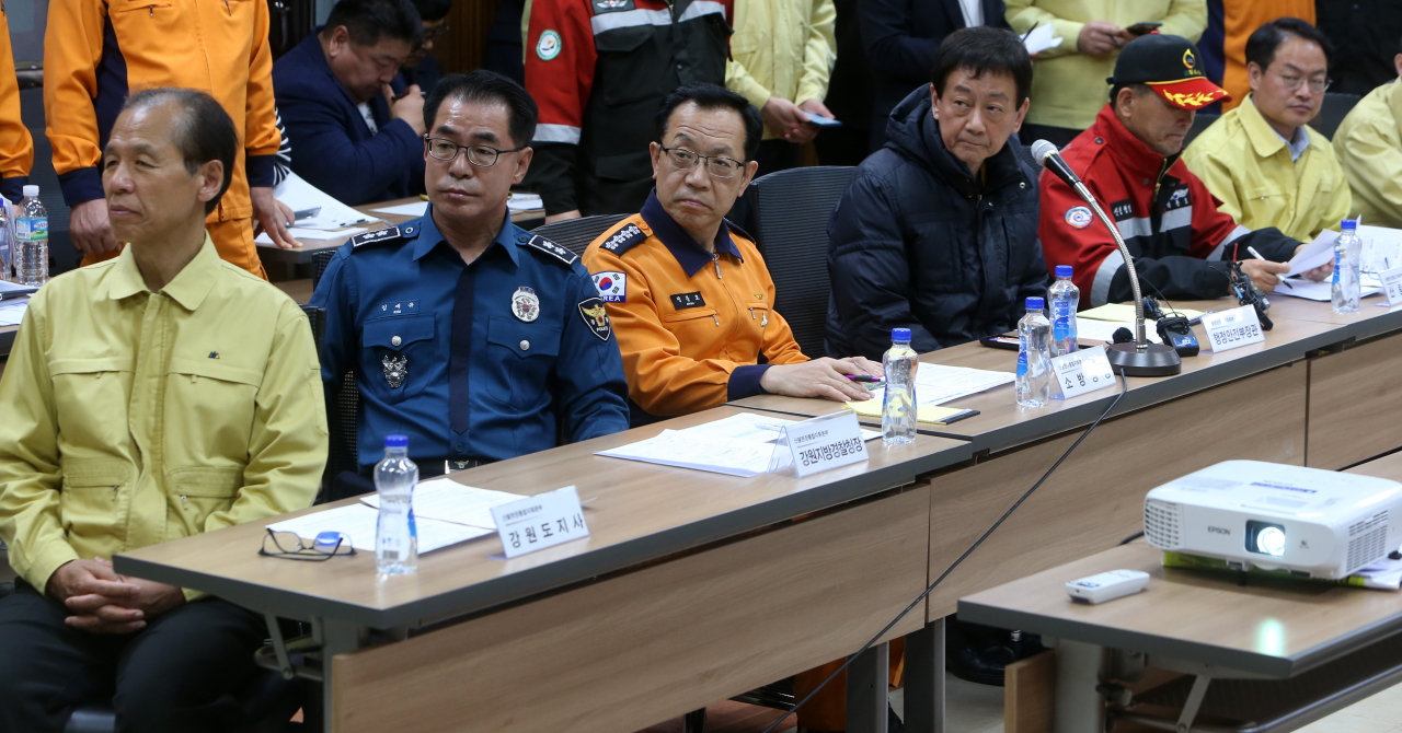 (왼쪽부터) 최문순 강원도지사, 김재규 강원지방경찰청장, 정문호 소방청장, 진영 행정안전부 장관, 박종호 산림청장이 2일 오전 강원 고성산불 현장지휘소가 마련된 고성군 토성면사무소에서 산불 관련 브리핑을 진행하고 있다. [연합뉴스]
