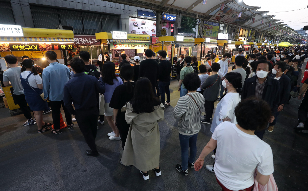 1일 오후 대구시 중구 서문시장 야시장의 60여개 매대가 불을 밝히고 손님을 끌고 있다. 서문시장 야시장은 신종 코로나바이러스 감염증(코로나19) 확산을 막고자 두 달여 간 문을 닫았다가 이날 다시 개장했다. 연합뉴스
