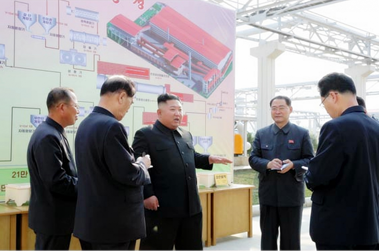 북한 김정은 국무위원장이 노동절(5·1절)이었던 지난 1일 순천인비료공장 준공식에 참석했다고 노동당 기관지 노동신문이 보도했다. 김 위원장의 지시를 박봉주 국무위원회 부위원장 등 간부들이 수첩에 받아적고 있다. [연합]
