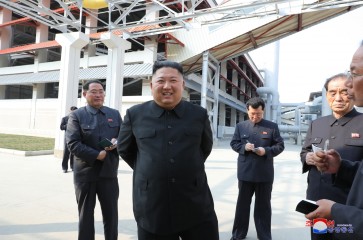 사망설에 휩싸였던 북한 김정은 국무위원장이 20일 만에 공개활동을 재개하며 건재함을 과시했다. 김 위원장이 노동절이었던 지난 1일 순천인비료공장 준공식에 참석했다고 조선중앙통신이 2일 보도했다. [연합]