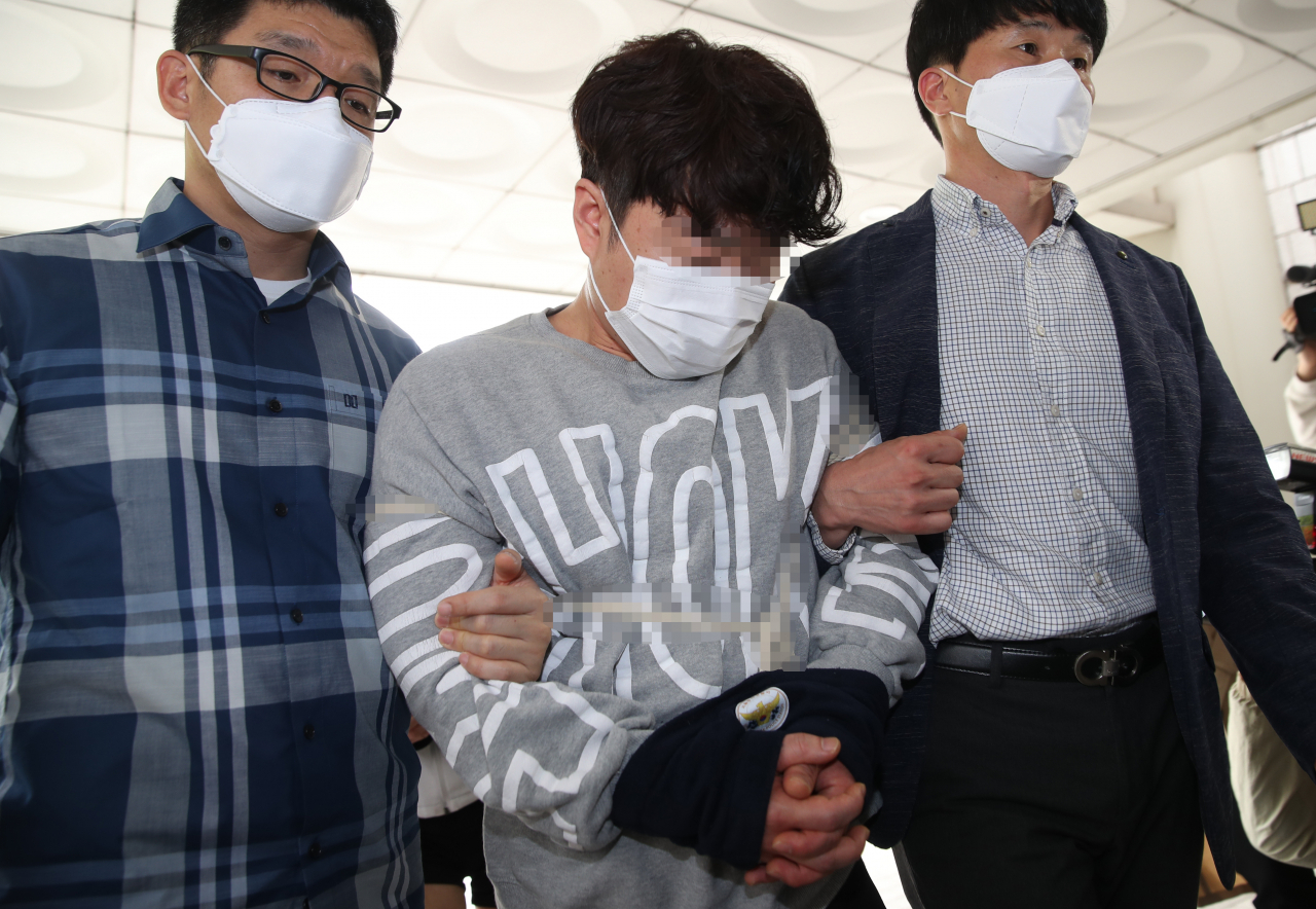 자신의 어머니와 아들을 살해하고 도주하다 붙잡힌 피의자 A씨가 2일 오후 서울 서초구 서울중앙지법에서 열린 구속 전 피의자 심문(영장실질심사)에 출석하고 있다. [연합]