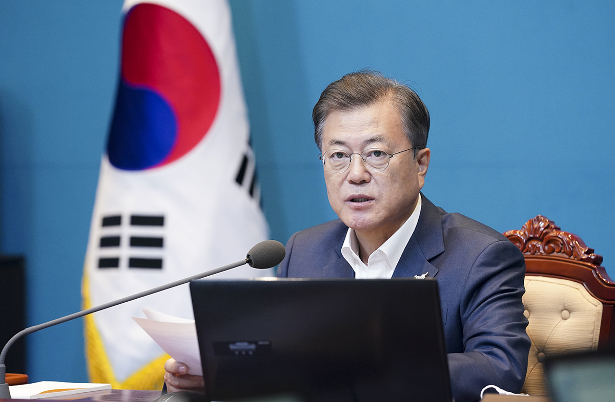 건강이상설에 휩싸였던 김정은 북한 국무위원장이 공개활동 재개에 나선 가운데 정부와 청와대가 그동안 보인 차분한 대응이 돋보인다는 평가가 나온다. 문재인 대통령은 4·27 판문점선언 2주년이었던 지난달 27일 주재한 수석보좌관회의에서 김 위원장의 건강이상설에 대해 언급하는 대신 김 위원장과의 신뢰를 강조하면서 평화경제의 미래를 열어나가겠다고 밝혔다. [헤럴드DB]
