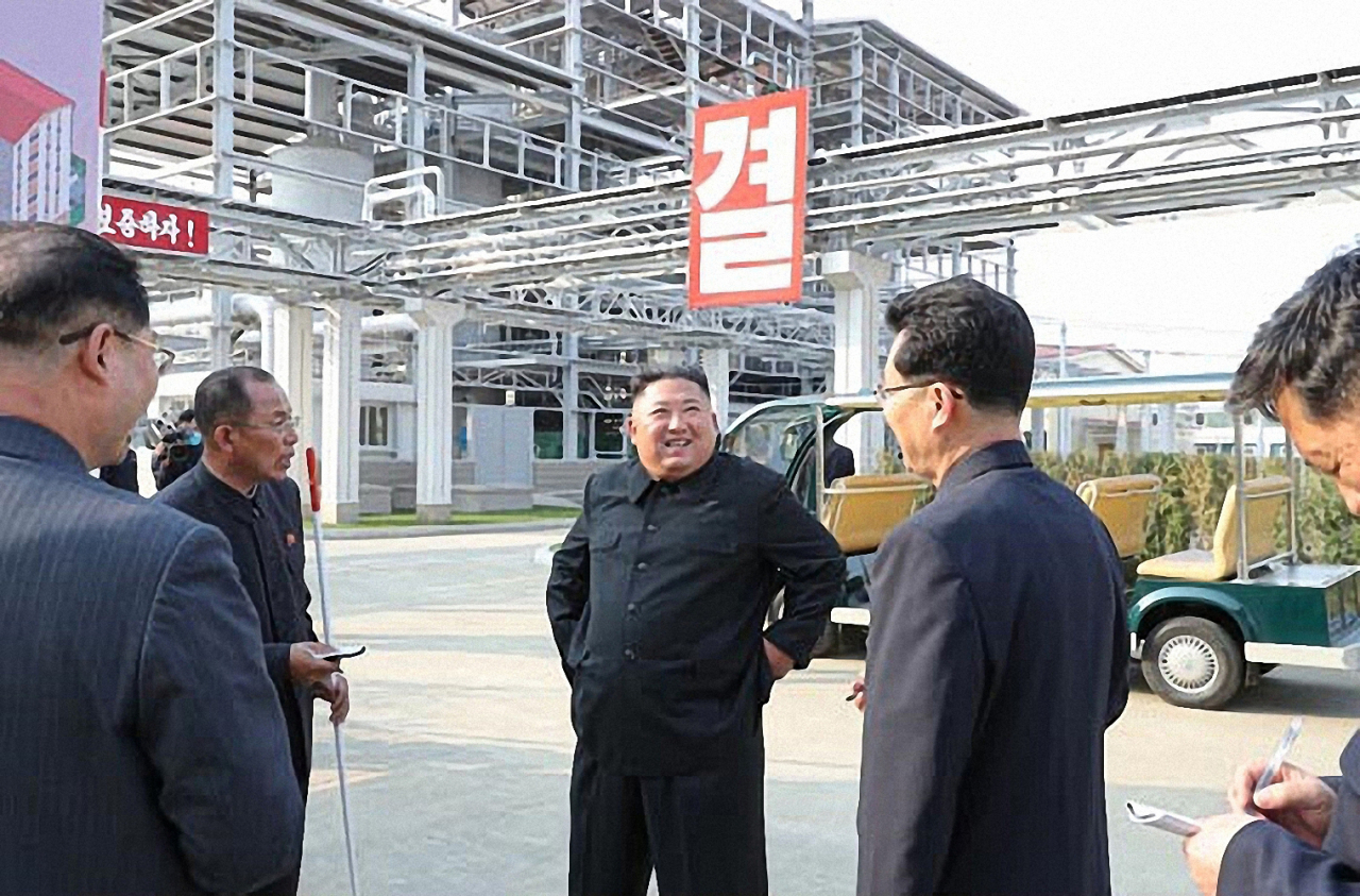 북한 김정은 국무위원장이 노동절(5·1절)이었던 지난 1일 순천인비료공장 준공식에 참석했다고 노동당 기관지 노동신문이 보도했다. 검은 인민복 차림의 김 위원장이 공장을 둘러보며 활짝 웃고 있다. 연합뉴스