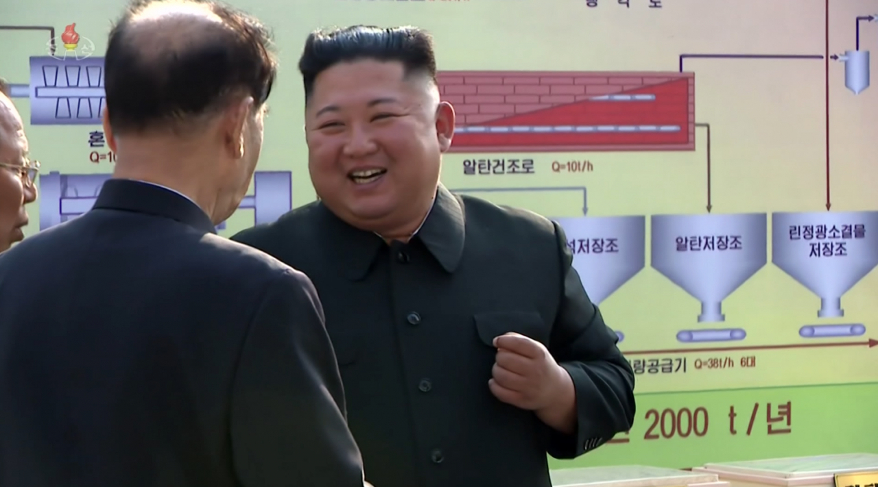 북한 김정은 국무위원장이 노동절(5·1절)이었던 지난 1일 순천인비료공장 준공식에 참석했다고 조선중앙TV가 2일 보도했다. 사진은 김 위원장이 활짝 웃는 모습.[조선중앙TV 화면 캡처. 연합뉴스]