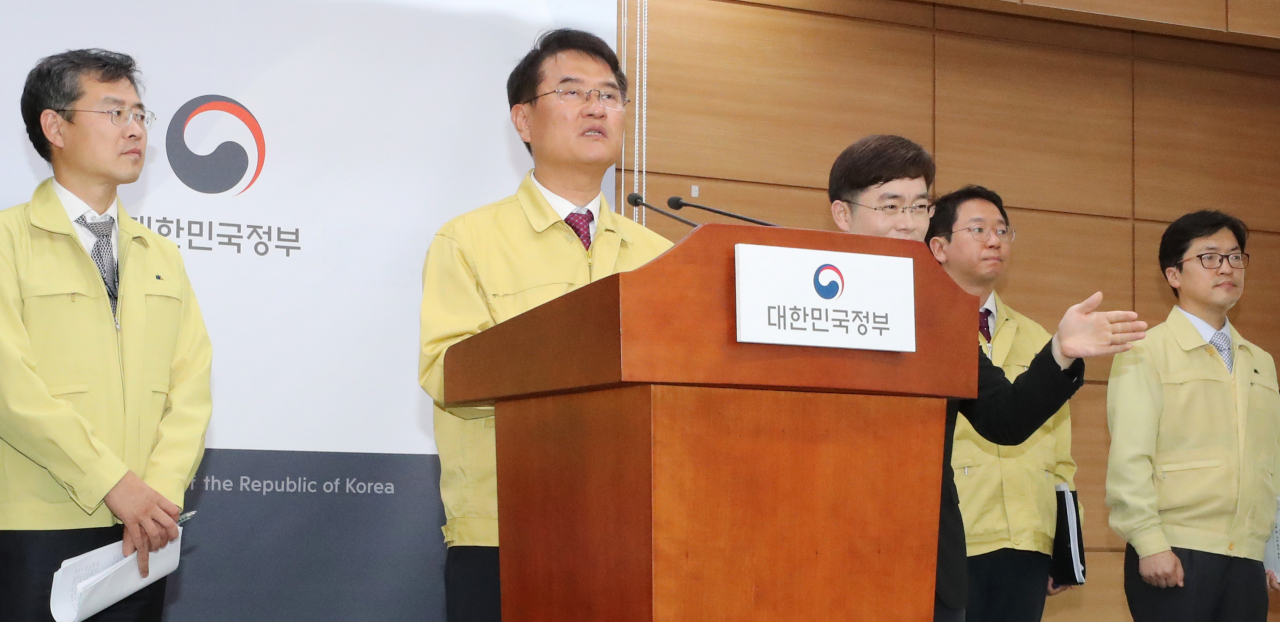 윤종인 행정안전부 차관(왼쪽 두번째)이 3일 오후 세종시 정부세종청사에서 긴급재난지원금과 관련해 브리핑하고 있다. [연합]