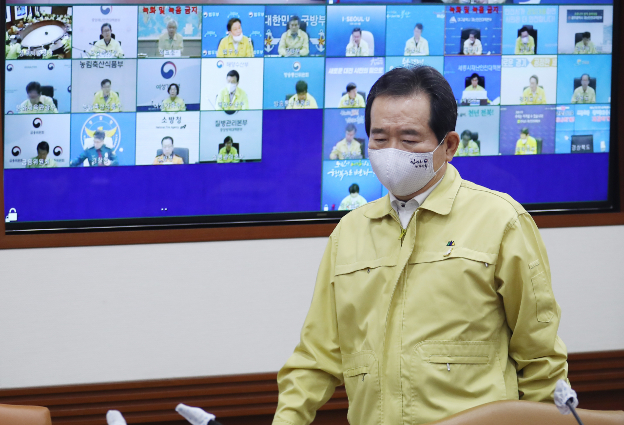 정세균 국무총리가 3일 오후 정부서울청사 중앙재난안전상황실 서울상황센터에서 열린 코로나19 대응 중앙재난안전대책본부 회의에 참석하고 있다. 연합뉴스