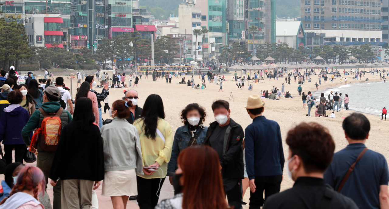 황금연휴 사흘째인 2일 오후 부산 광안리해수욕장이 나들이 나온 시민과 관광객으로 붐비고 있다. [연합]