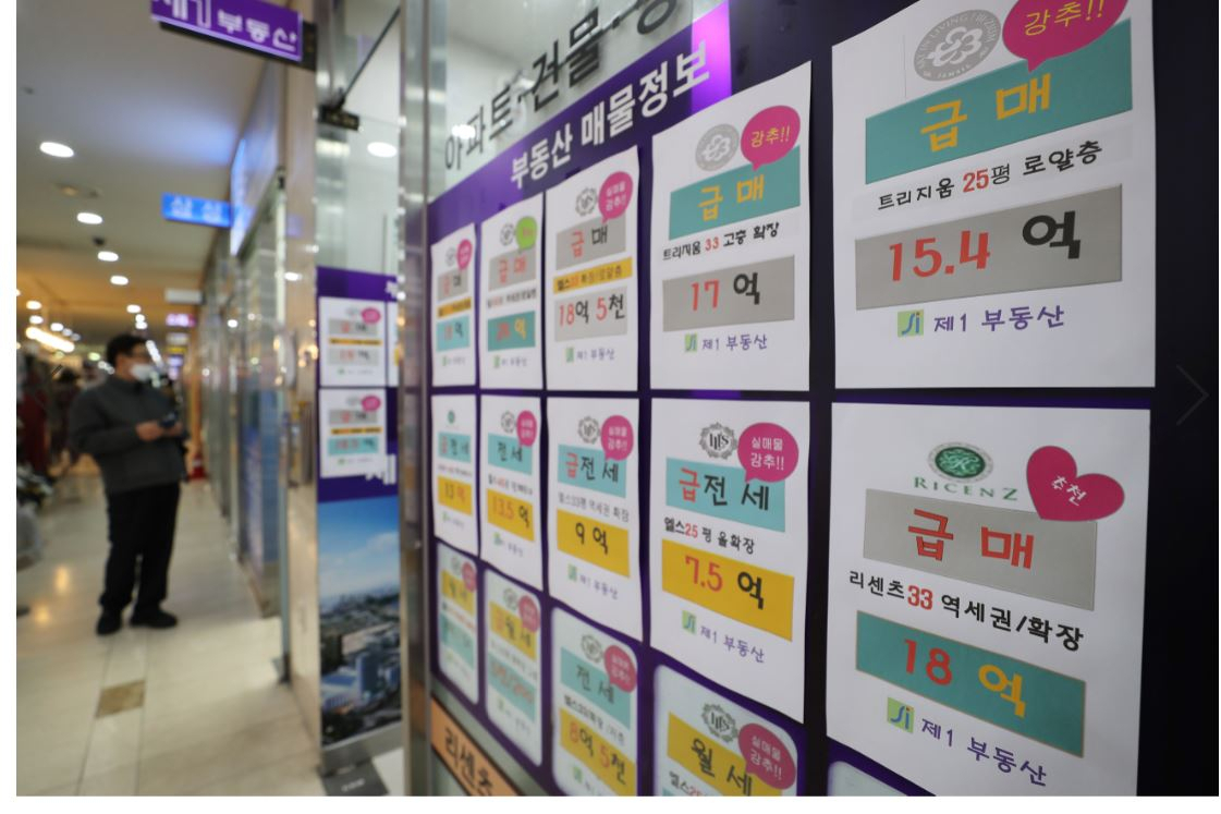 규제 풍선효과로 인천 수원 성남 등지의 아파트 매맷값 오름폭이 커지면서 수도권 전세가율이 6년만에 최저치를 기록했다. 사진은 서울 시내 중개업소에 게시된 전세 매물들. [연합뉴스]