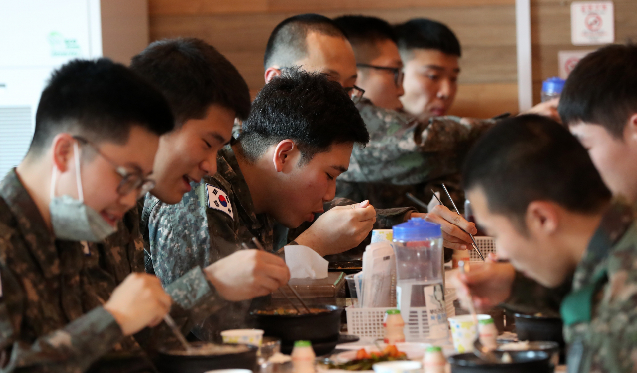 군 장병의 외출 통제가 부분적으로 해제된 지난달 24일 강원 화천군 인근 식당에서 군 장병들이 식사하고 있다.[연합]