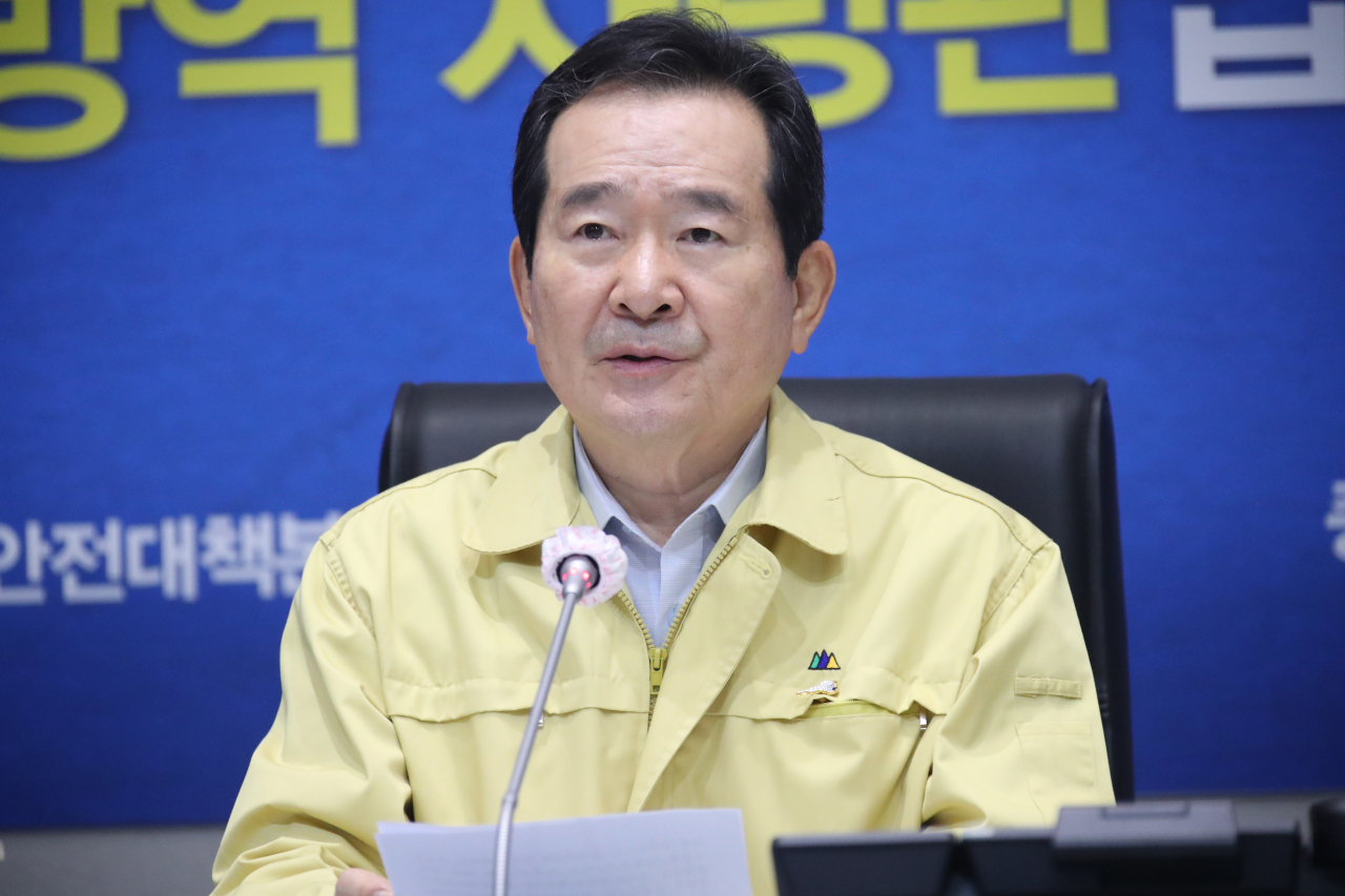 정세균 국무총리가 지난 4일 오전 정부서울청사 중앙재난안전상황실 서울상황센터에서 열린 코로나19 대응 중앙재난안전대책본부 회의를 주재하며 발언하고 있다. [연합]