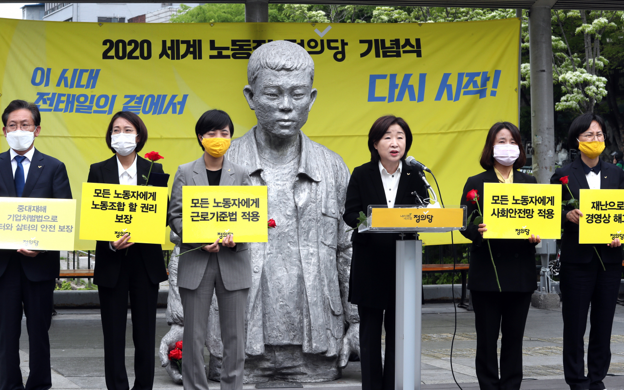정의당 심상정 대표가 1일 오전 서울 중구 청계천 전태일 다리에서 열린 '2020 세계 노동절 정의당 기념식'에서 기념사를 하고 있다. [연합]