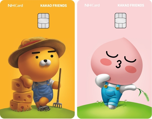 라이언 치즈 체크카드(왼쪽)와 어피치 스윗 체크카드(오른쪽). [사진=NH농협카드 ]