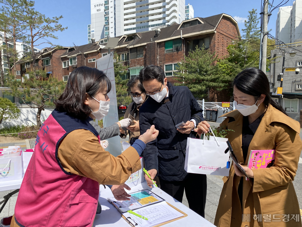 강남구 주민들이 구청에서 나눠주는 방울토마토 모종을 받아가고 있다. [강남구 제공]