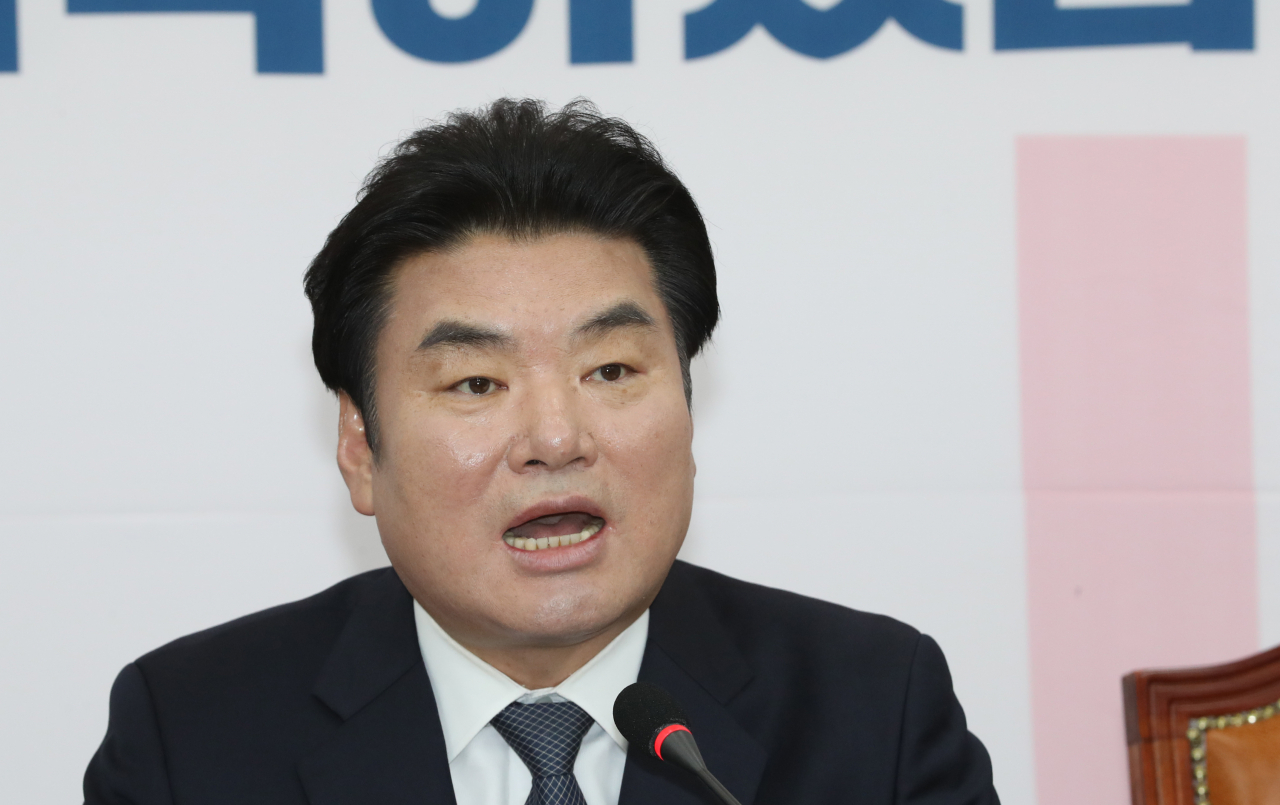 원유철 미래한국당 대표가 4일 오전 서울 여의도 국회에서 열린 최고위원회의에서 발언하고 있다. [연합]