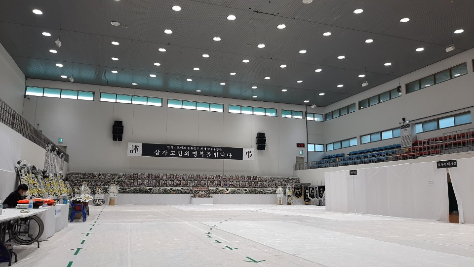 4일 오전 경기 이천 서희청소년문화센터에 마련된 이천 물류창고 공사 현장 화재 참사 합동 분향소. 이른 시간이라 텅비어 있다. 주소현 기자/addressh@heraldcorp.com
