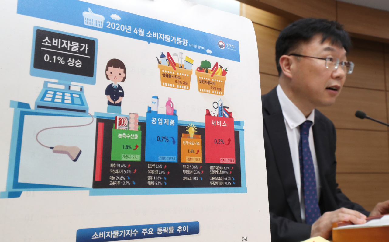 통계청 안형준 경제동향통계심의관이 4일 오전 세종시 정부세종청사에서 2020년 4월 소비자물가동향 브리핑을 하고 있다. [연합]