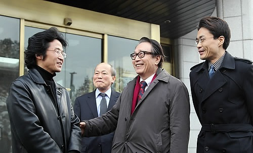 2010년 헌법재판소에서 전기통신기본법 조항에 위헌 결정이 내려진 직후 '미네르바' 박대성(오른쪽) 씨와 박찬종(오른쪽 두번째) 변호사, 박씨의 재판에 증인으로 출석했던 박경신(왼쪽) 고려대 법학전문대학원 교수가 대화하고 있다. [연합]