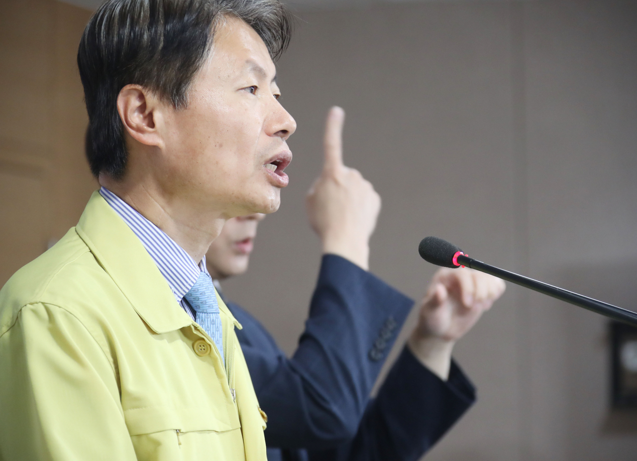 김강립 중앙재난안전대책본부 제1총괄조정관(보건복지부 차관)이 4일 오전 정부서울청사에서 신종 코로나바이러스 감염증(코로나19) 대응 중앙재난안전대책본부 정례브리핑을 하고 있다. [연합]