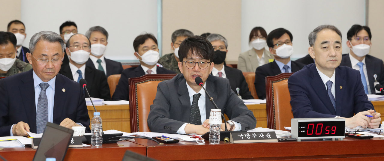 박재민 국방부 차관이 지난달 24일 국회에서 열린 국방위 전체회의에서 의원질의에 답하고 있다. [연합]