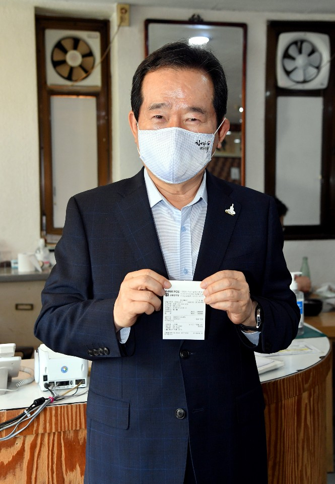 정세균 국무총리가 4일 서울 종로구 안국동 한 설렁탕집에서 착한 선결제한 후 기념촬영을 하고 있다.［국무총리실 제공］