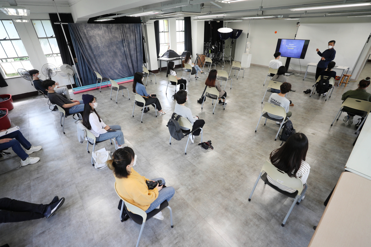 4일 오후 대구시 남구 계명대 대명캠퍼스에서 사진미디어학과 학생들이 사회적 거리를 충분히 두고 대면 방식으로 실기 강의를 듣고 있다. 계명대는 지난 3월 16일부터 온라인으로 개강하고 온라인으로 이론 강의를 진행해왔으며 이날부터는 실기 수업이 필요한 사진미디어학과, 음대, 공대 등 일부 학과의 수업을 대면 방식으로 처음 시작했다. 대학 측은 신종 코로나바이러스 감염증 확산 방지를 위해 대면 강의를 듣는 학생들은 발열 체크와 손 소독을 의무화하고 강의실 또한 사회적 거리 유지가 가능한 곳에서만 수업을 진행했다. [연합]