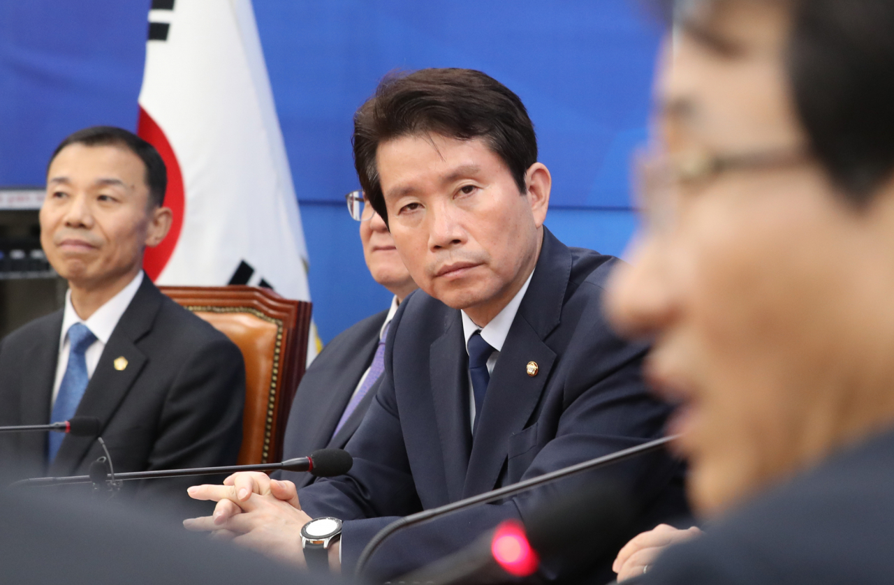 이인영 더불어민주당 원내대표가 4일 오후 서울 여의도 국회에서 열린 '더불어민주당-대한변호사협회 디지털 성범죄 피해자 보호 및 법·제도 개선 관련 긴급좌담회'에 참석, 발언을 듣고 있다 [연합]