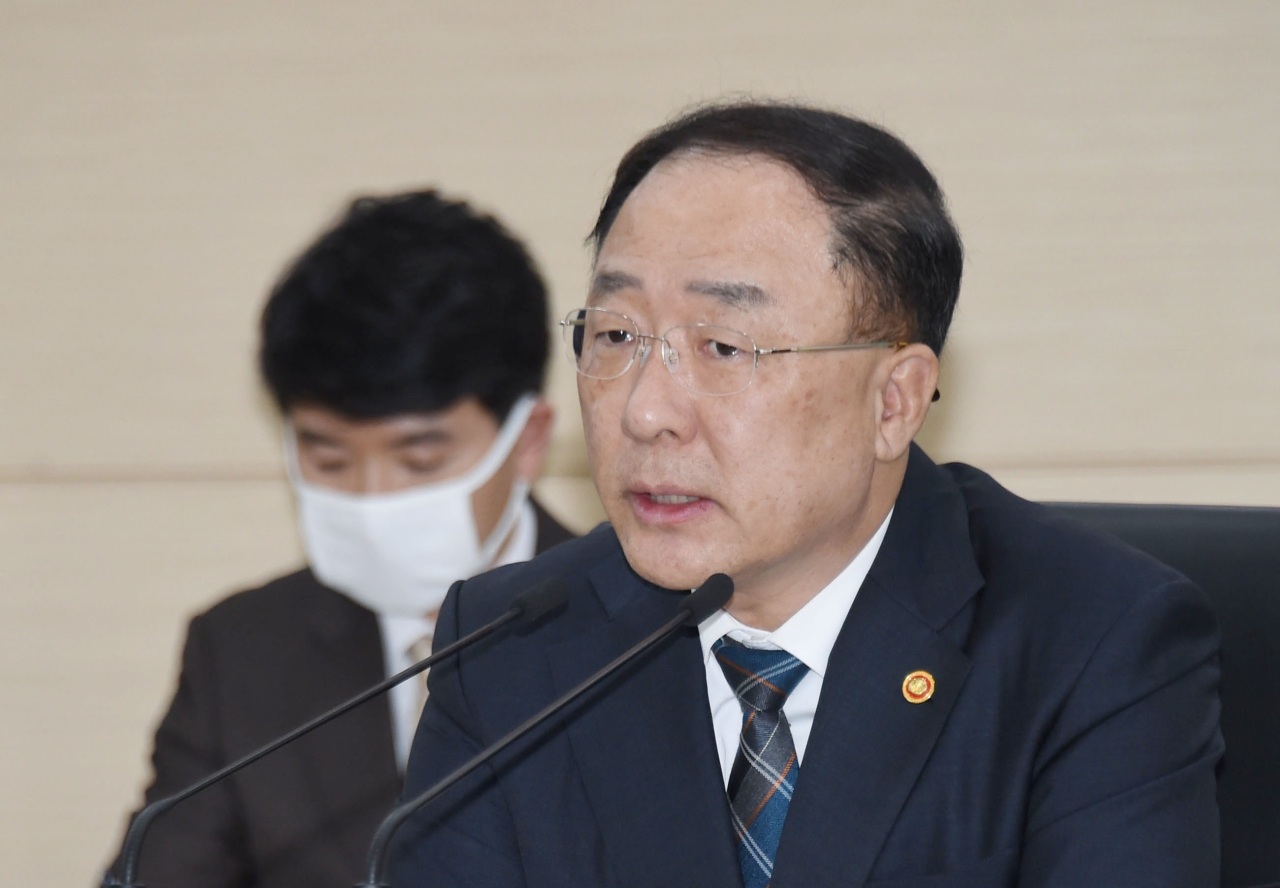 Finance Minister Hong Nam-ki speaks at a meeting with officials in central Seoul on Monday. Yonhap