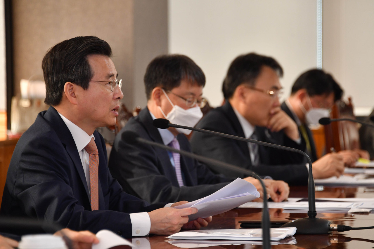 Vice Finance Minister Kim Yong-beom speaks at a meeting with officials in central Seoul on Monday. Yonhap