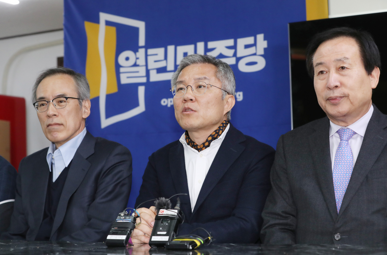 최강욱 열린민주당 비대위원장이 비대위 첫 회의에서 발언하고 있다. [연합]