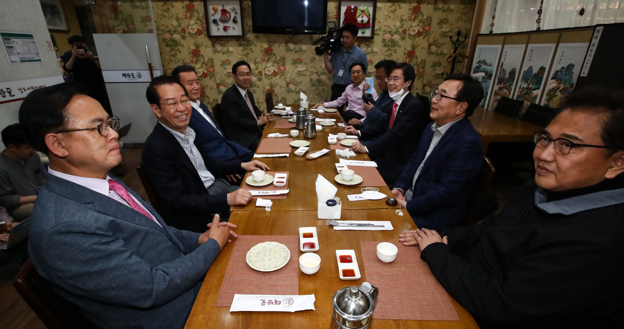 미래통합당 4선 이상 당선 의원들이 3일 오후 서울 여의도의 한 식당에서 만찬회동하고 있다. 왼쪽부터 이명수 의원, 권영세 당선인, 홍문표 의원, 주호영 의원, 김기현 당선인, 정진석 의원, 조경태 의원, 서병수 당선인, 박진 당선인. 연합뉴스