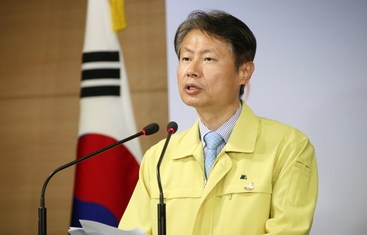 김강립 중앙재난안전대책본부 제1총괄조정관(보건복지부 차관)이 4일 오전 정부서울청사에서 신종 코로나바이러스 감염증(코로나19) 대응 중앙재난안전대책본부 정례브리핑을 하고 있다. [연합]