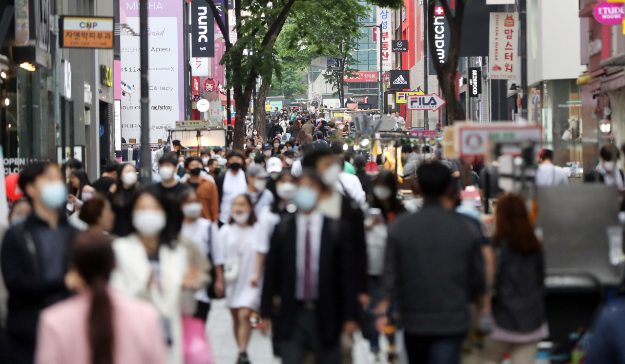 사회적 거리두기 시행 마지막 날인 5일 외출한 시민들이 서울 명동 거리를 메우고 있다. [연합]