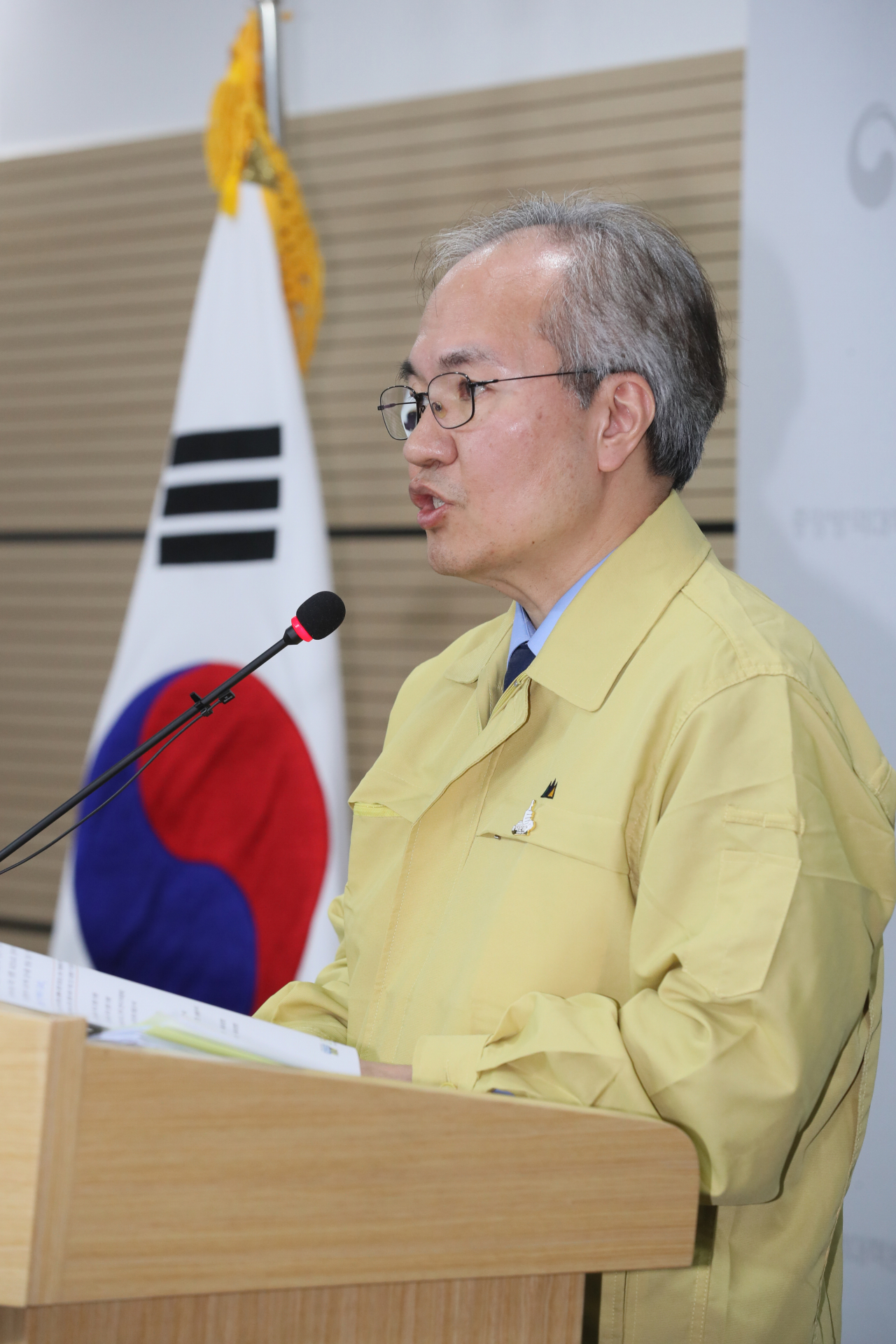 권준욱 중앙방역대책부본부장(국립보건연구원장)이 국내 코로나19 발생 100일째인 지난달 28일 오후 충북 청주시 질병관리본부에서 국내 발생현황 및 확진환자 중간조사 결과 등 정례브리핑을 하고 있다.[연합뉴스]
