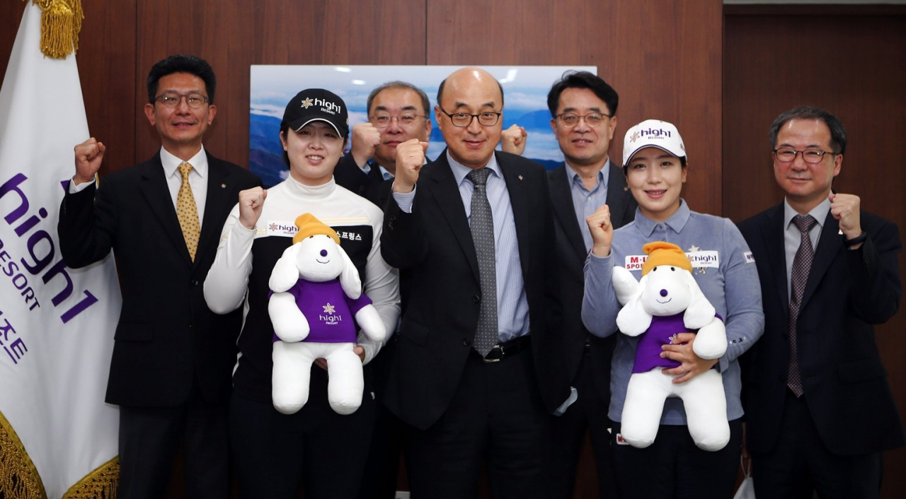 김지현2 선수(오른쪽 두번째), 곽보미 프로(왼쪽 두번째)가 문태곤 대표(가운데) 등 강원랜드 하이원 체육지원 분야 임직원들과 후원식을 한뒤 화이팅을 외치고 있다.