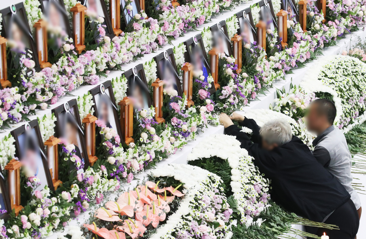 [사진=3일 오후 경기도 이천시 서희청소년문화센터에 마련된 이천 물류창고 공사장 화재 합동분향소에서 한 유가족이 오열하고 있다.] [연합]