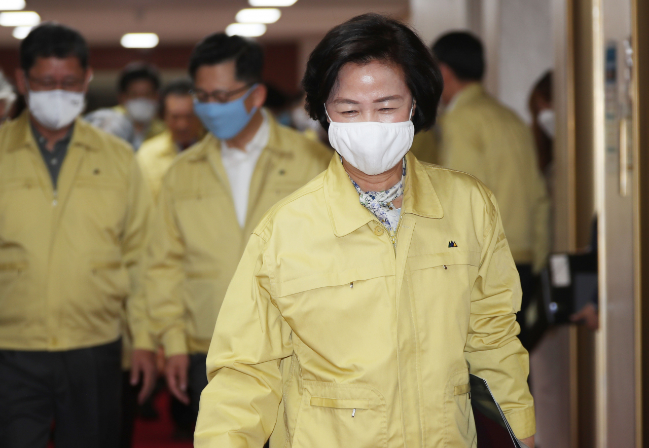 추미애 법무부 장관이 지난달 25일 정부서울청사에서 열린 임시 국무회의에 참석하고 있다. [연합]