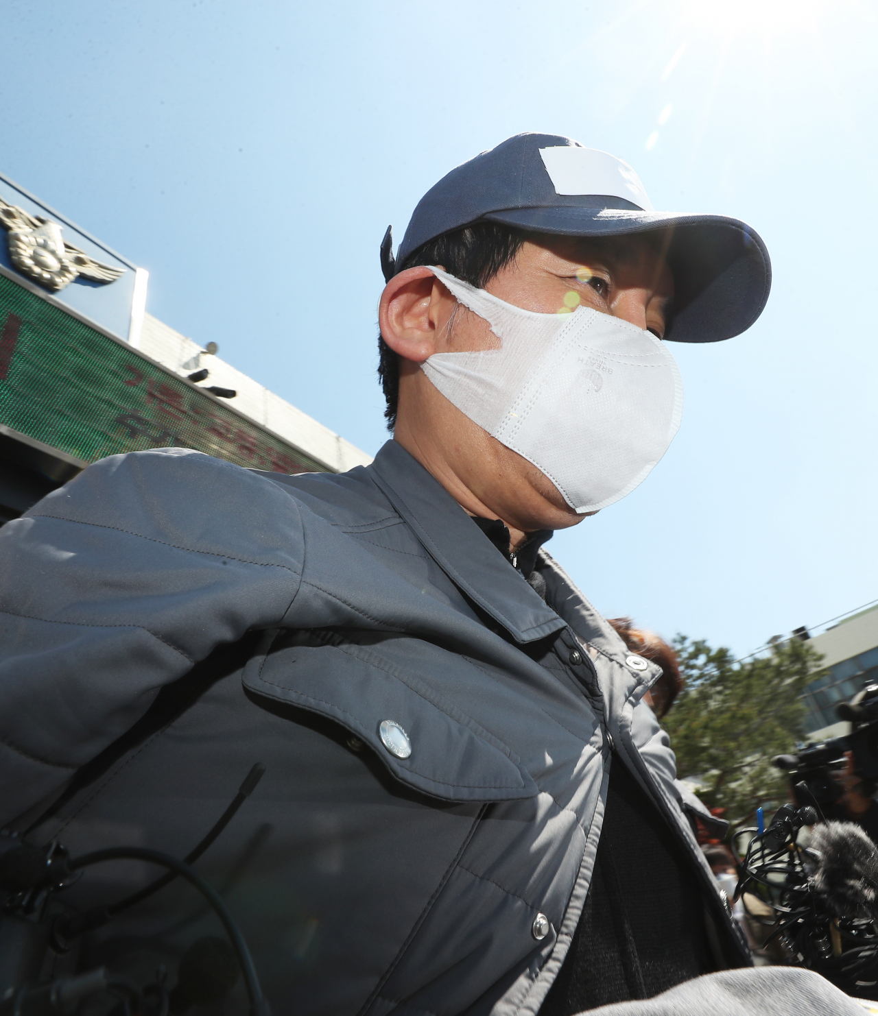 1조6천억원대 피해액이 발생한 라임자산운용 사태의 전주(錢主)이자 정관계 로비의 핵심 인물로 지목된 김봉현 스타모빌리티 회장이 수원여객의 회삿돈 241억원을 빼돌린 혐의(특정경제범죄가중처벌법상 횡령)로 구속 전 피의자 심문(영장실질심사)을 받기 위해 지난달 26일 오후 경기도 수원남부경찰서 유치장에서 나오고 있다. [연합]
