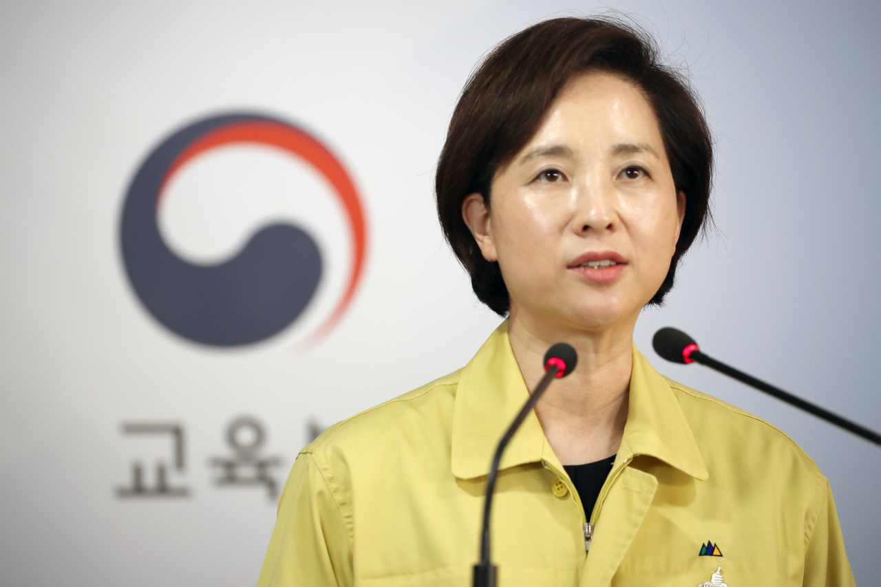 유은혜 사회부총리 겸 교육부 장관이 지난 4일 오후 정부서울청사에서 열린 브리핑에서 등교 수업 일정을 발표하고 있다. [연합]