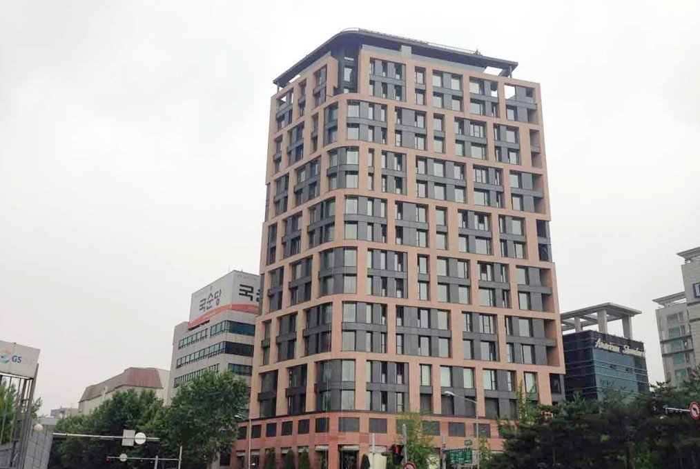 전국 오피스텔 가격 하락세가 두드러지고 있는 가운데 서울 중대형 오피스텔 매매 가격만 12개월째 연속 ‘나홀로 상승세’를 이어갔다. 서울 강남구 삼성동의 한 고급 오피스텔 전경 [연합]