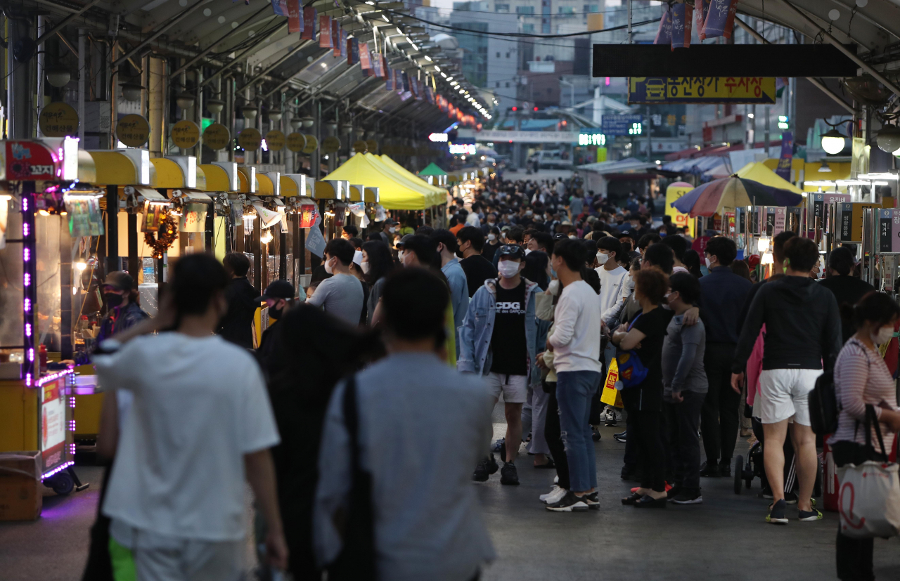 지난 1일 오후 대구시 중구 서문시장 야시장의 60여개 매대가 불을 밝히고 손님을 끌고 있다. 서문시장 야시장은 신종 코로나바이러스 감염증(코로나19) 확산을 막고자 두 달여 간 문을 닫았다가 이날 다시 개장했다. [연합]