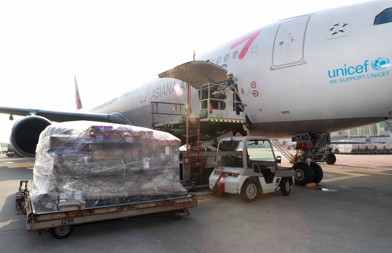 지난 29일 오전 인천공항 제1터미널 주기장에서 특별 전세기에 반도체 및 공기청정기, 진단키트 등이 화물 수출을 위해 선적되고 있다. [산업통상자원부 제공]