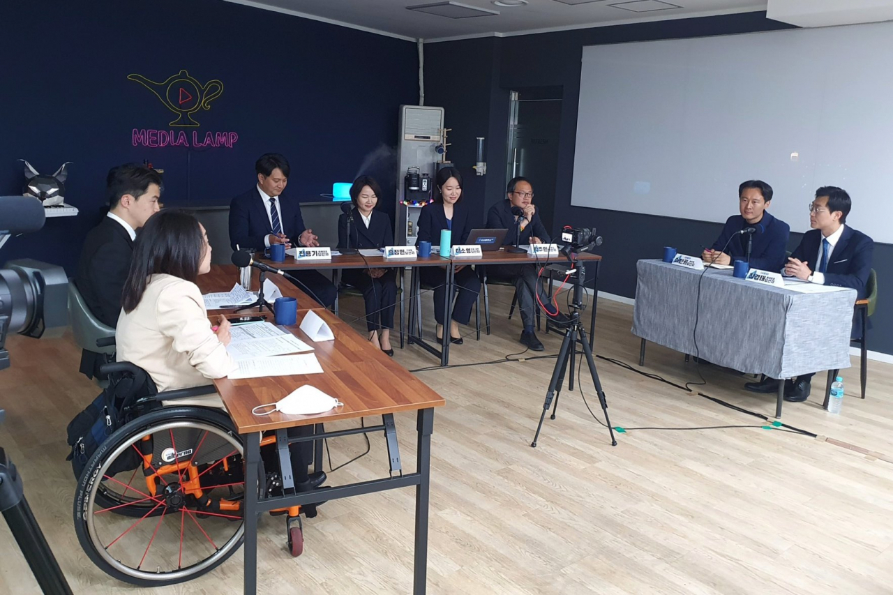 지난 5일 ‘일하는 국회’ 프로젝트 관련 유튜브 촬영을 진행하는 모습. 이소영 더불어민주당 당선인 페이스북