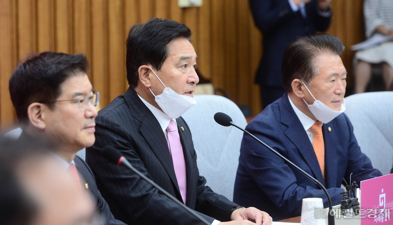 [헤럴드경제=이상섭 기자] 심재철 미래통합당 대표 권한대행 겸 원내대표가 6일 서울 여의도 국회에서 열린 20대 국회 마지막 원내대책회의에 참석해 현안과 관련한 발언을 하고 있다. babtong@heraldcorp.com