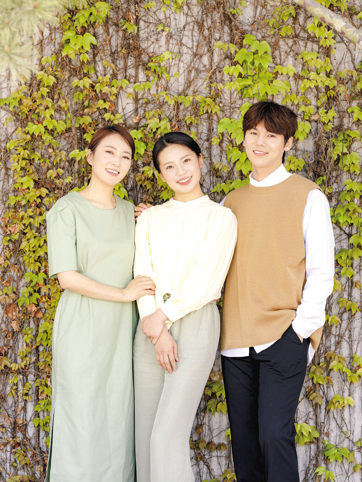 창극 ‘춘향’에서 춘향에 더블 캐스팅된 이소연 김우정(왼쪽부터)과 몽룡 역의 김준수는 이 작품은 “전통을 살려 원작에 충실하면서도 동시대성을 담았다”고 말했다. [국립극장 제공]